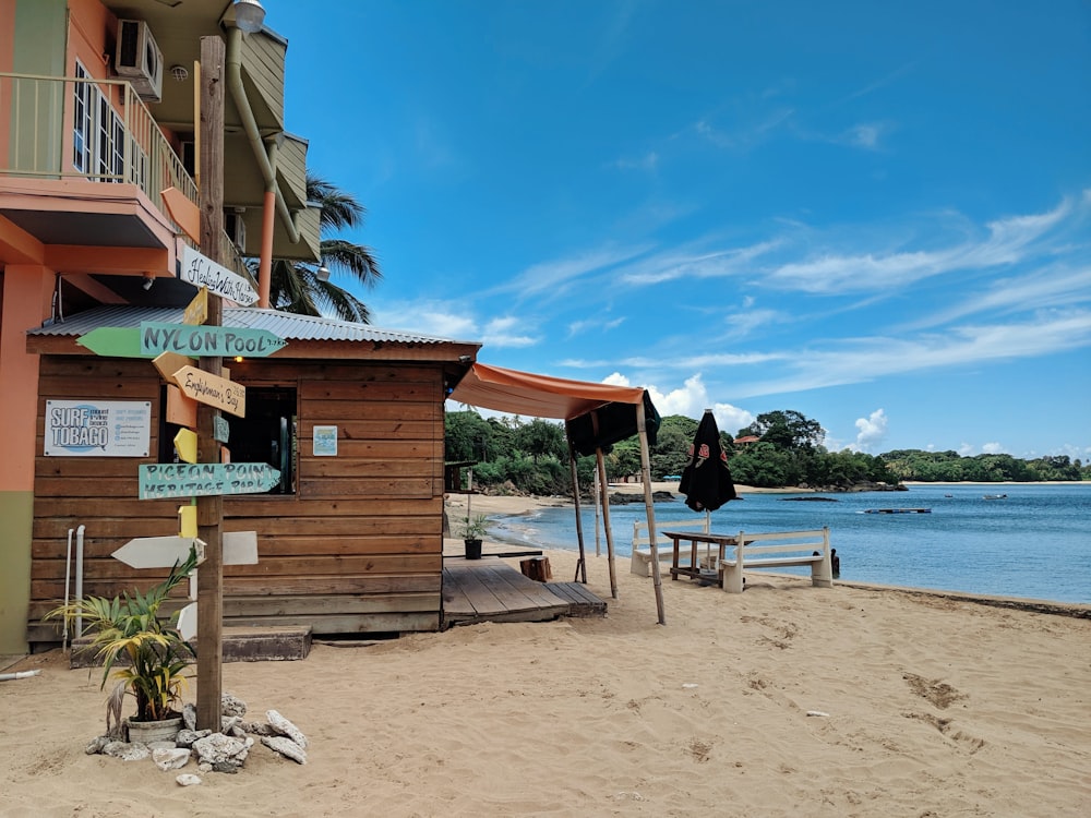 Maison sur le rivage pendant la journée