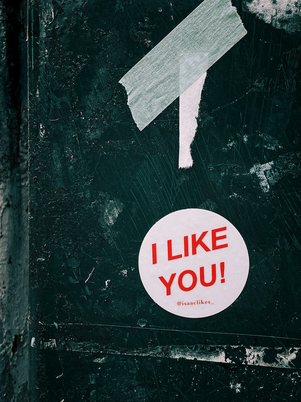 a sticker on the side of a building that says i like you