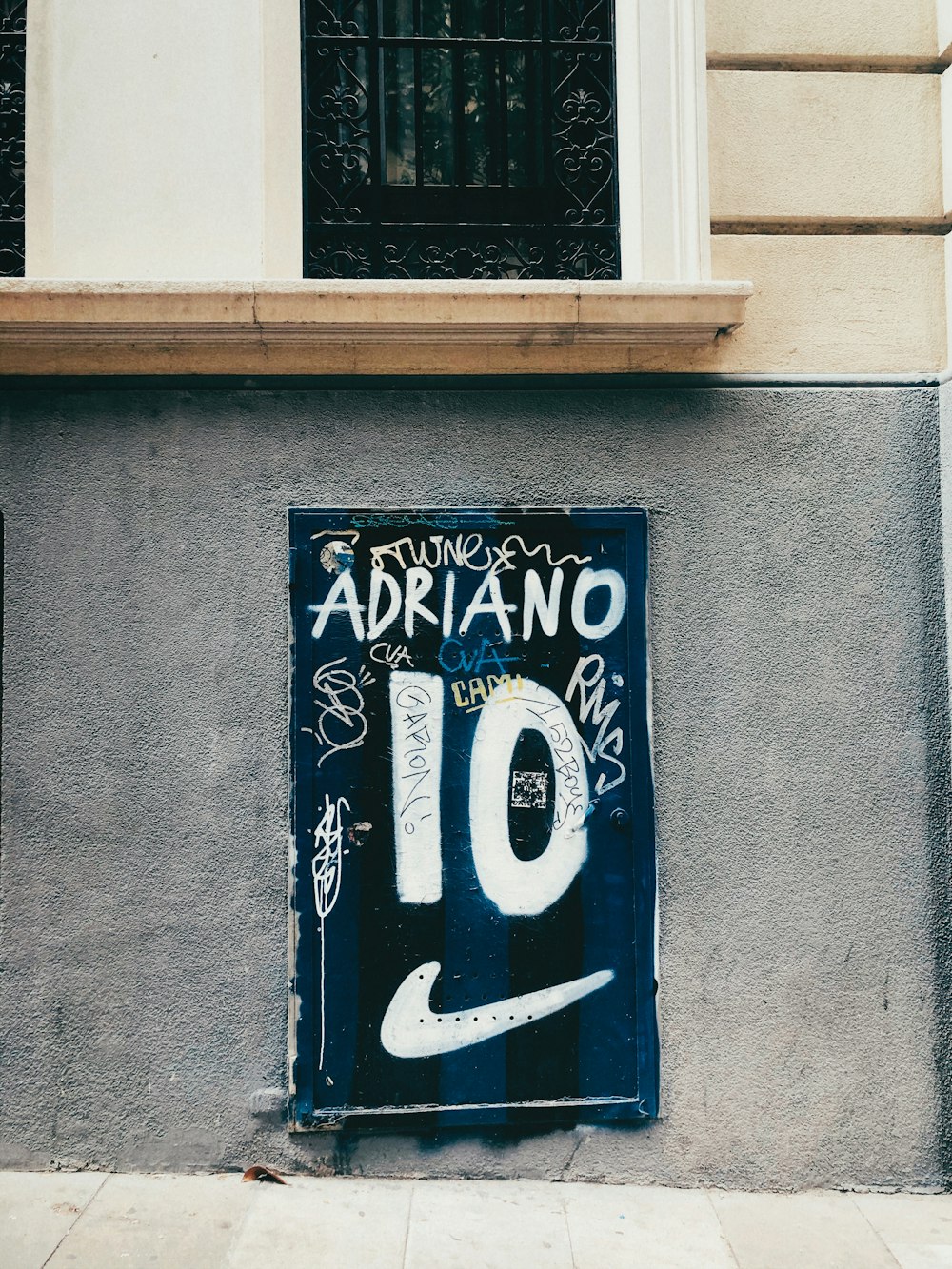 edifício de concreto branco mostrando a arte da parede preto e branco de Adriano 10