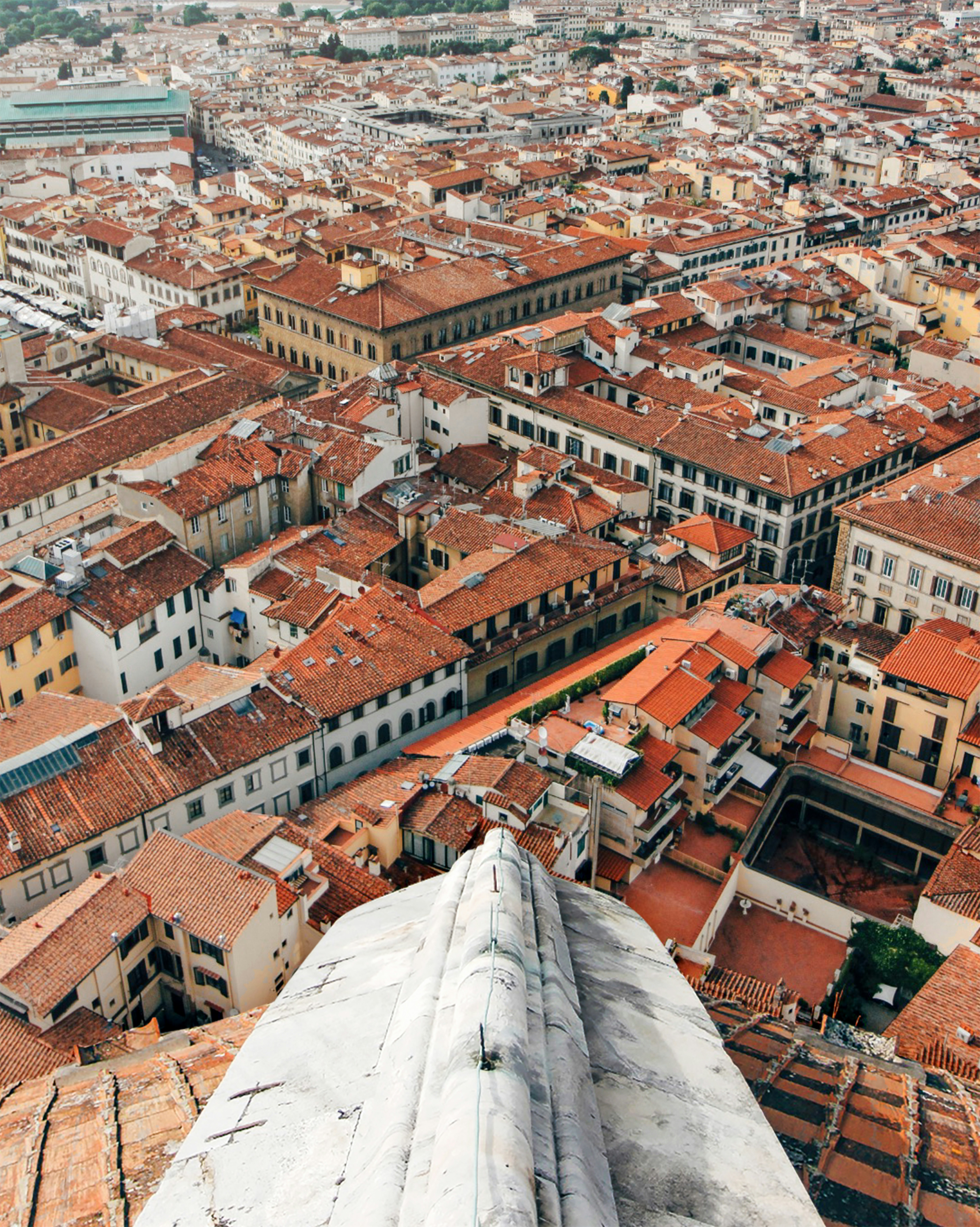 Edificios de hormigón marrón durante el día