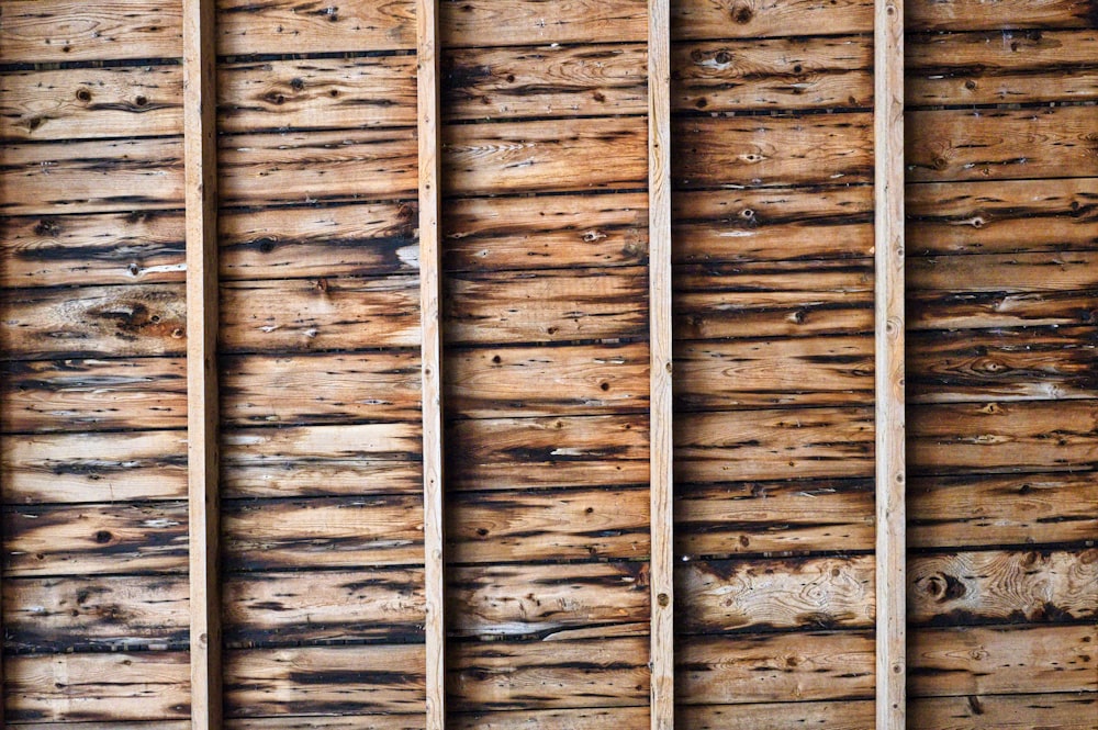 un primo piano di una parete di legno fatta di tavole