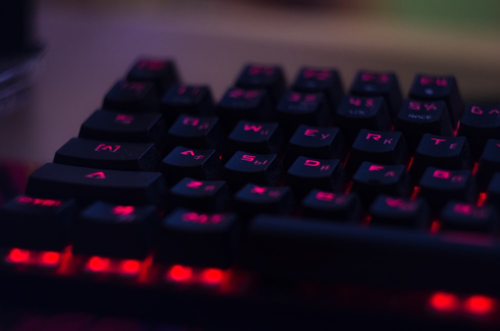 teclado mecânico preto e vermelho