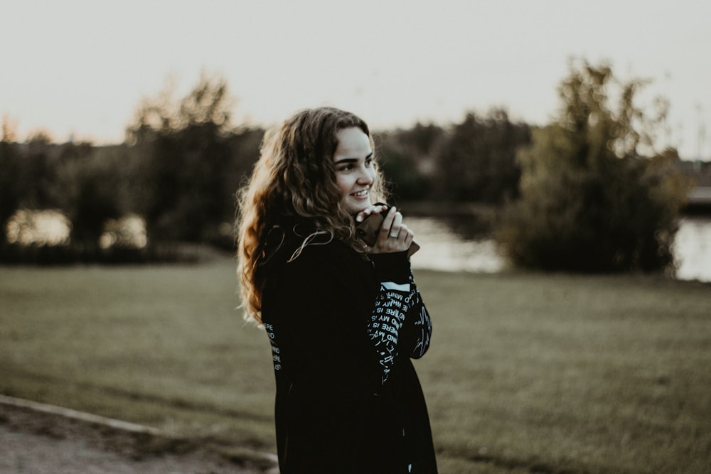 woman on focus photography