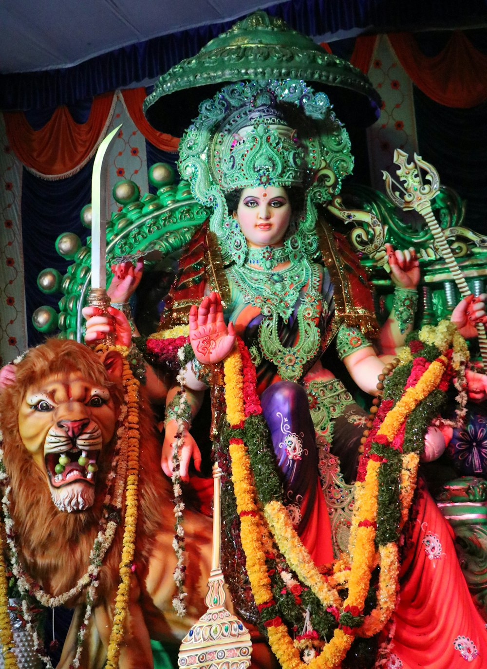 Eine Statue eines hinduistischen Gottes mit einem Löwen