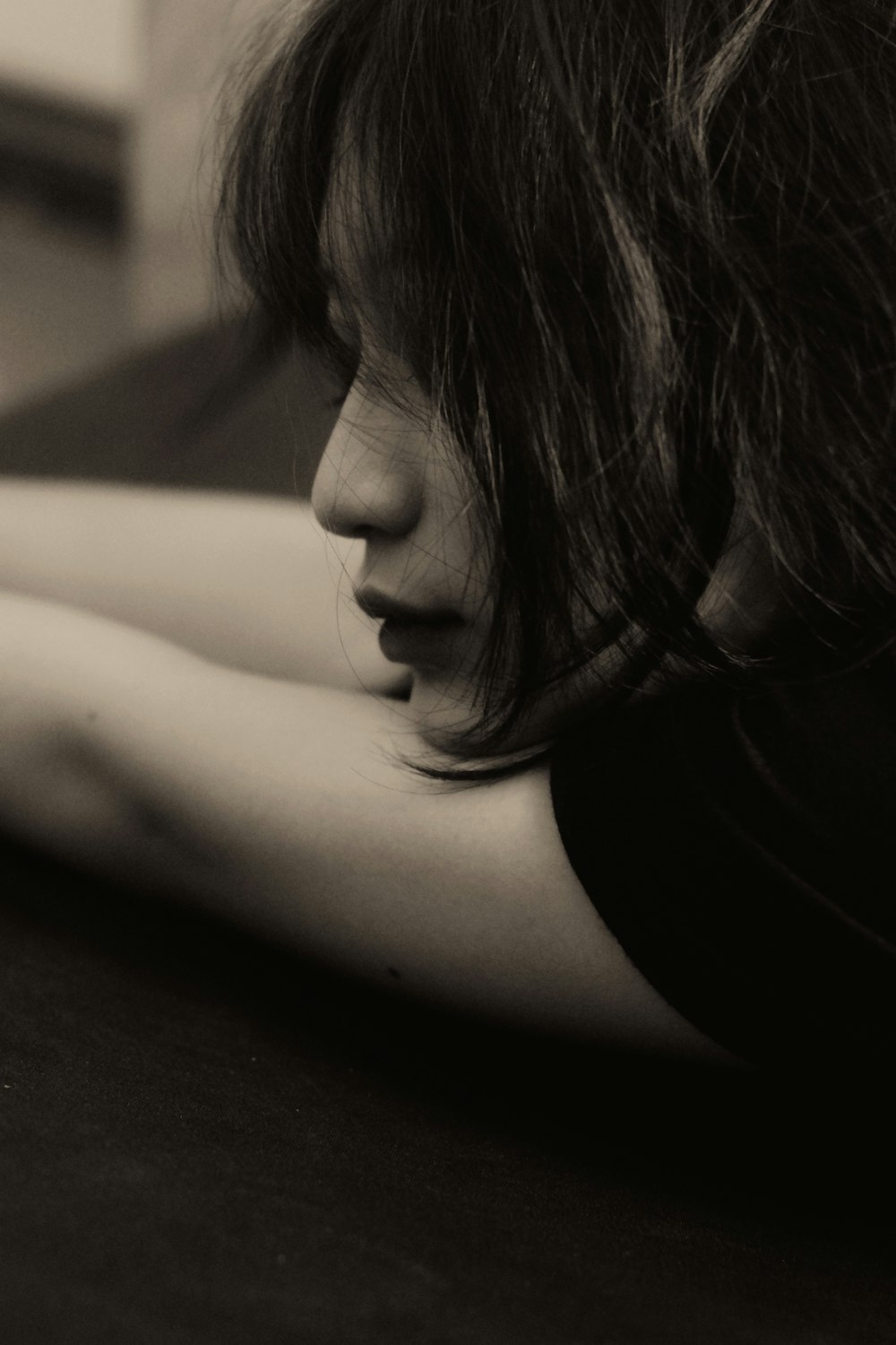 Photographie en niveaux de gris d’une femme faisant face sur le côté