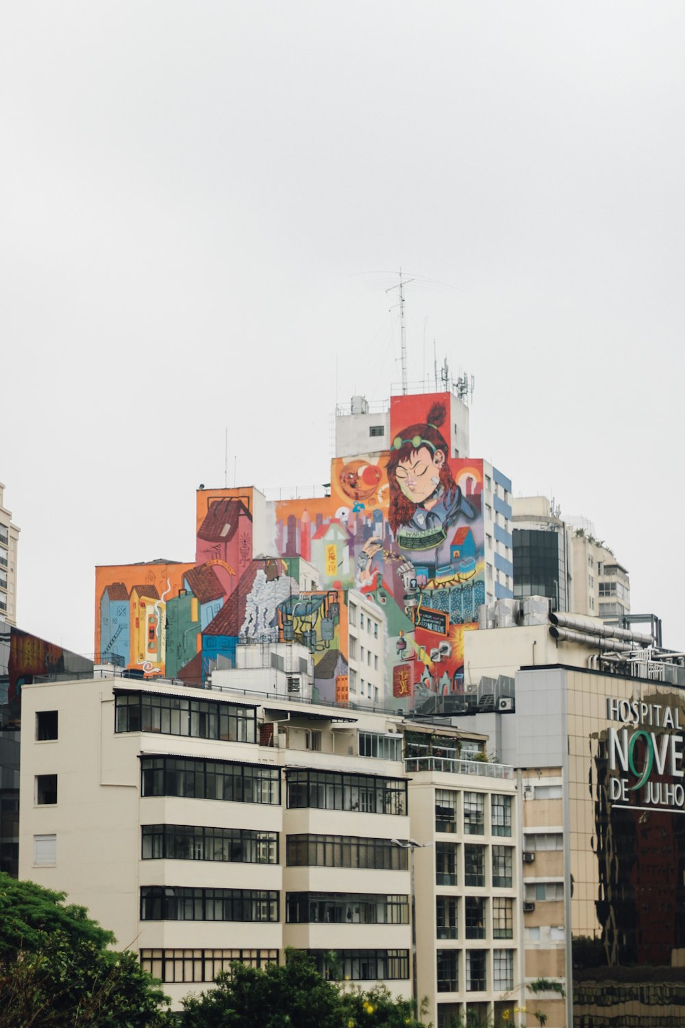 toile mural painting on concrete high-rise buildings