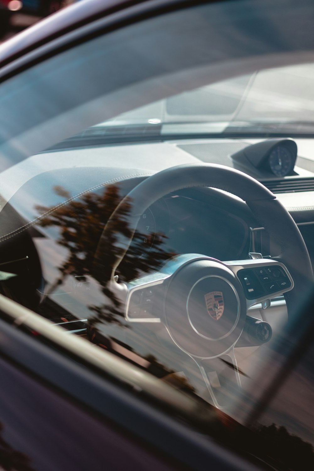 black vehicle steering wheel