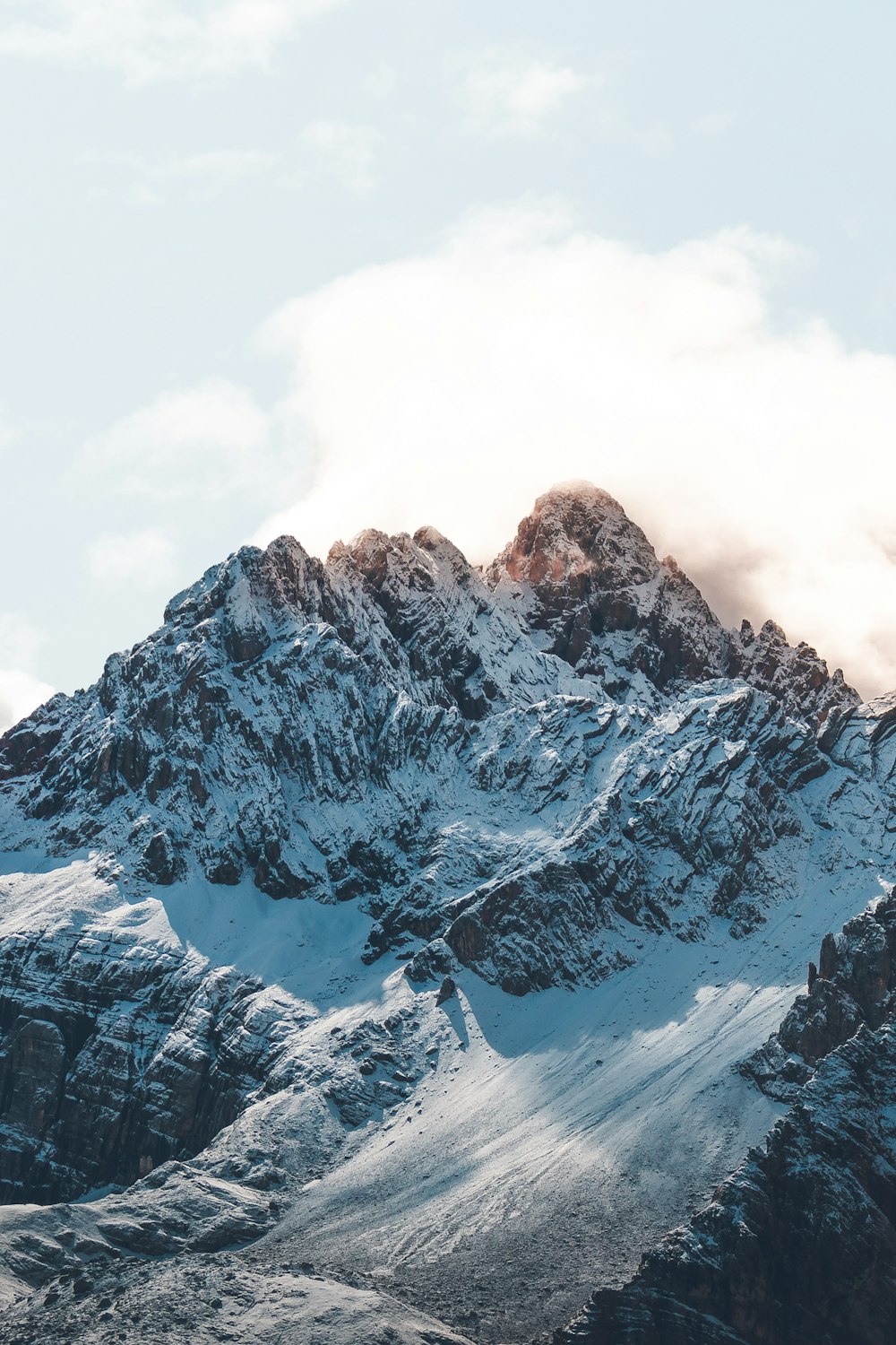 Schneebedeckter Berg tagsüber