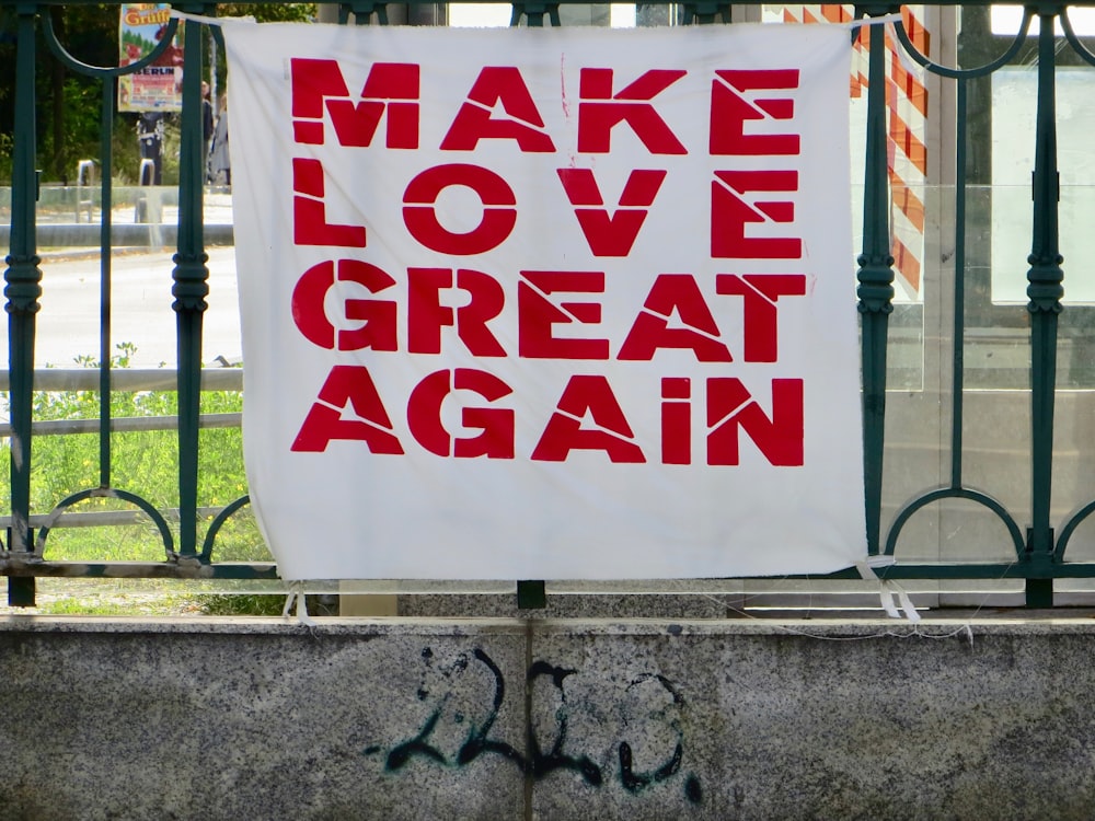 Beschilderung "Make Love Great Again"