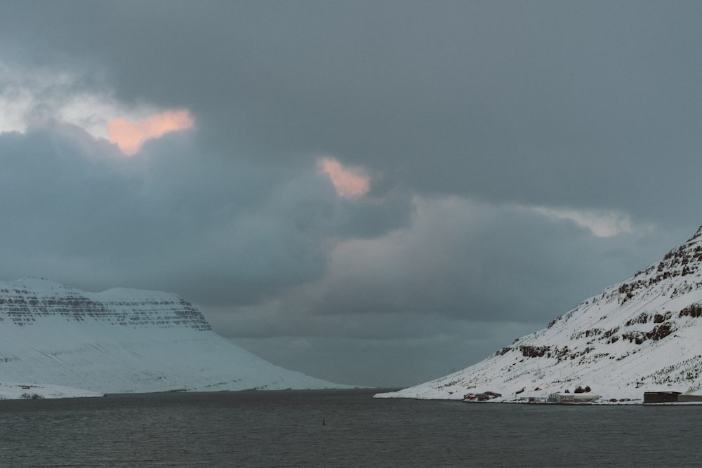 un grand plan d’eau entouré de montagnes enneigées