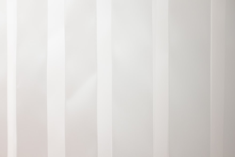 un mur blanc avec des lignes verticales peintes dessus