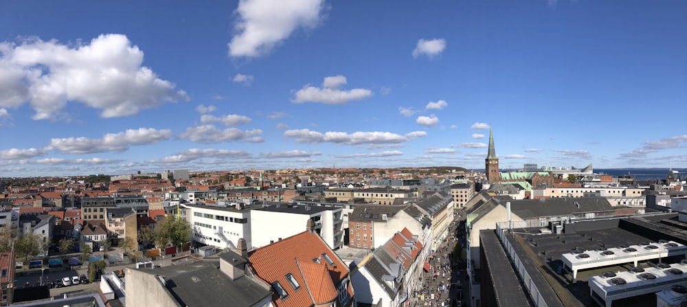 Gebäude unter blauem Himmel