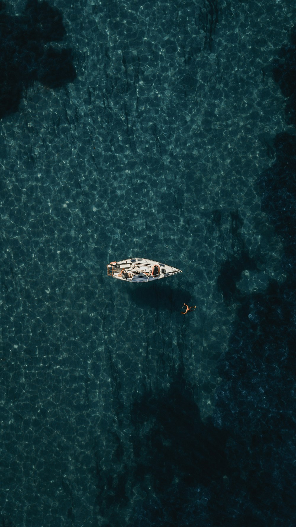Vista de pájaro de un barco blanco en el cuerpo de agua