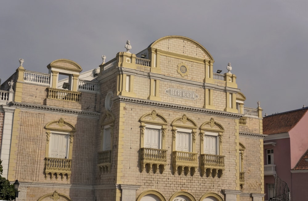 Palacio de ladrillo amarillo