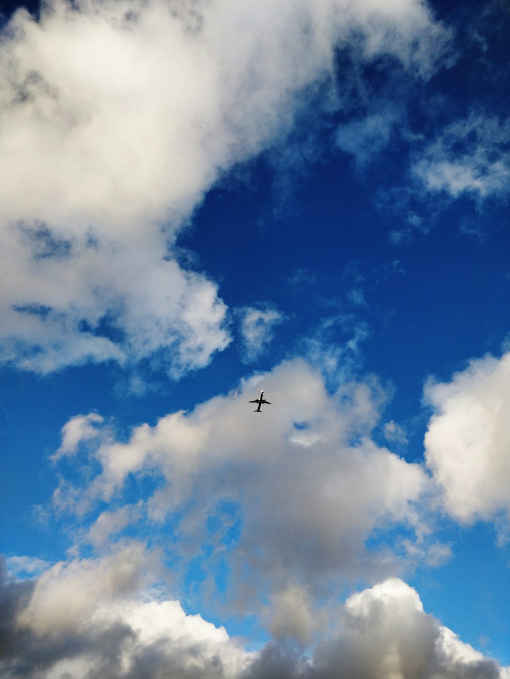 Flugzeug am Himmel bei Tag
