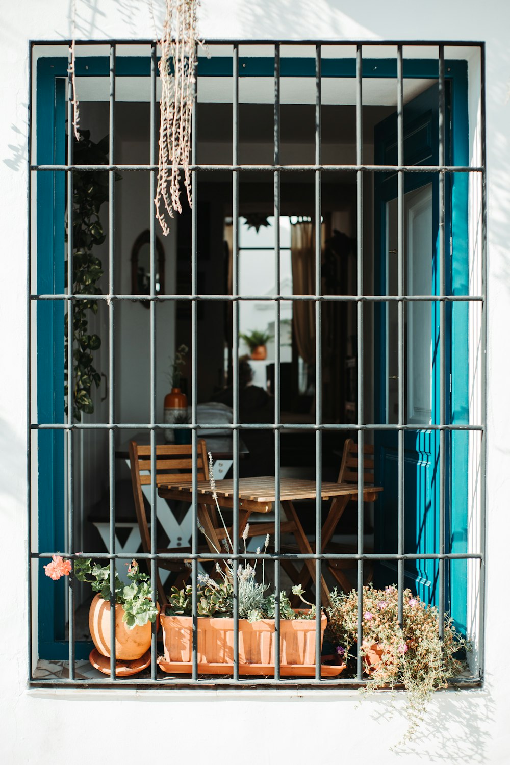 Mesa y sillas de madera marrón