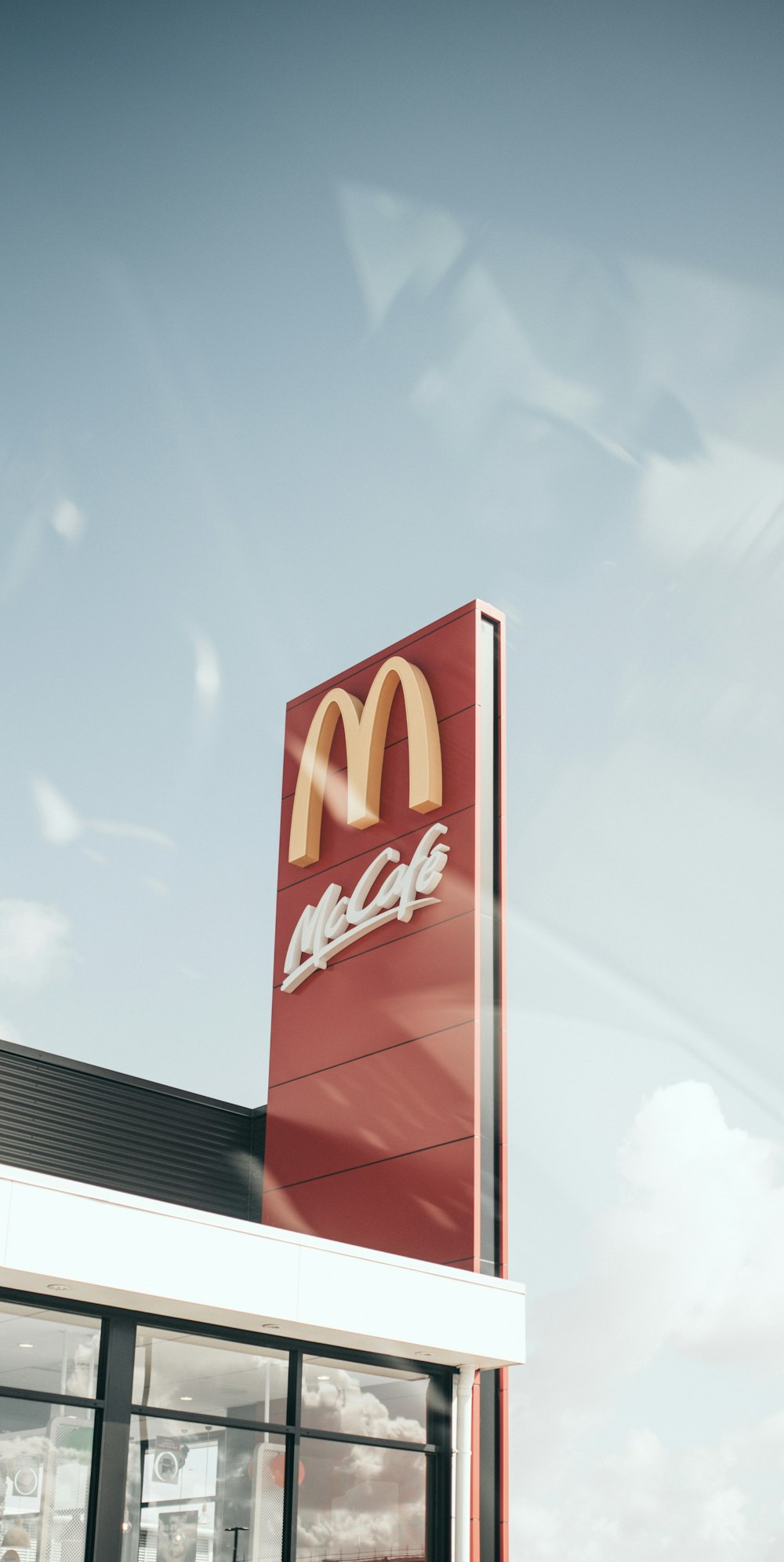 Um restaurante McDonald's com um fundo de céu