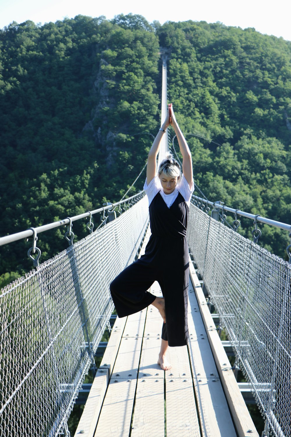 昼間、橋の上に立つ女性