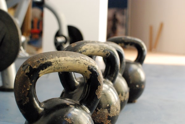 Serie di kettlebell su pavimento in legno