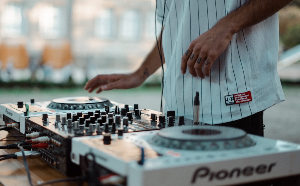 Mann spielt Pioneer DJ-Controller