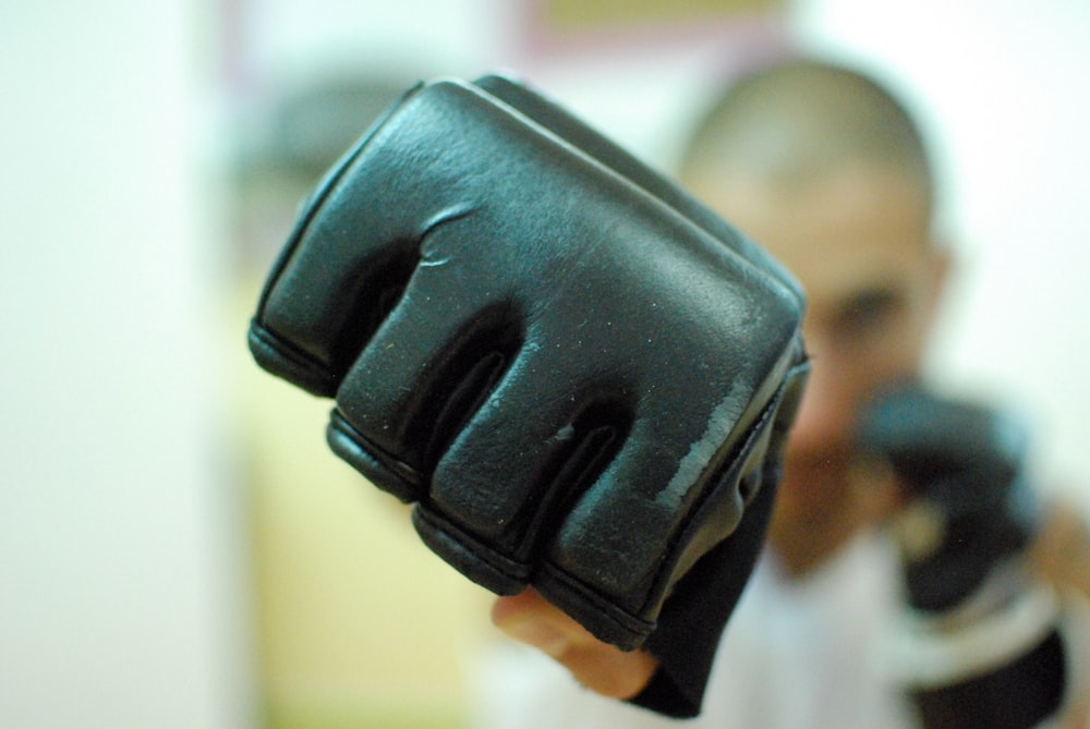 Foto de enfoque selectivo de guantes negros