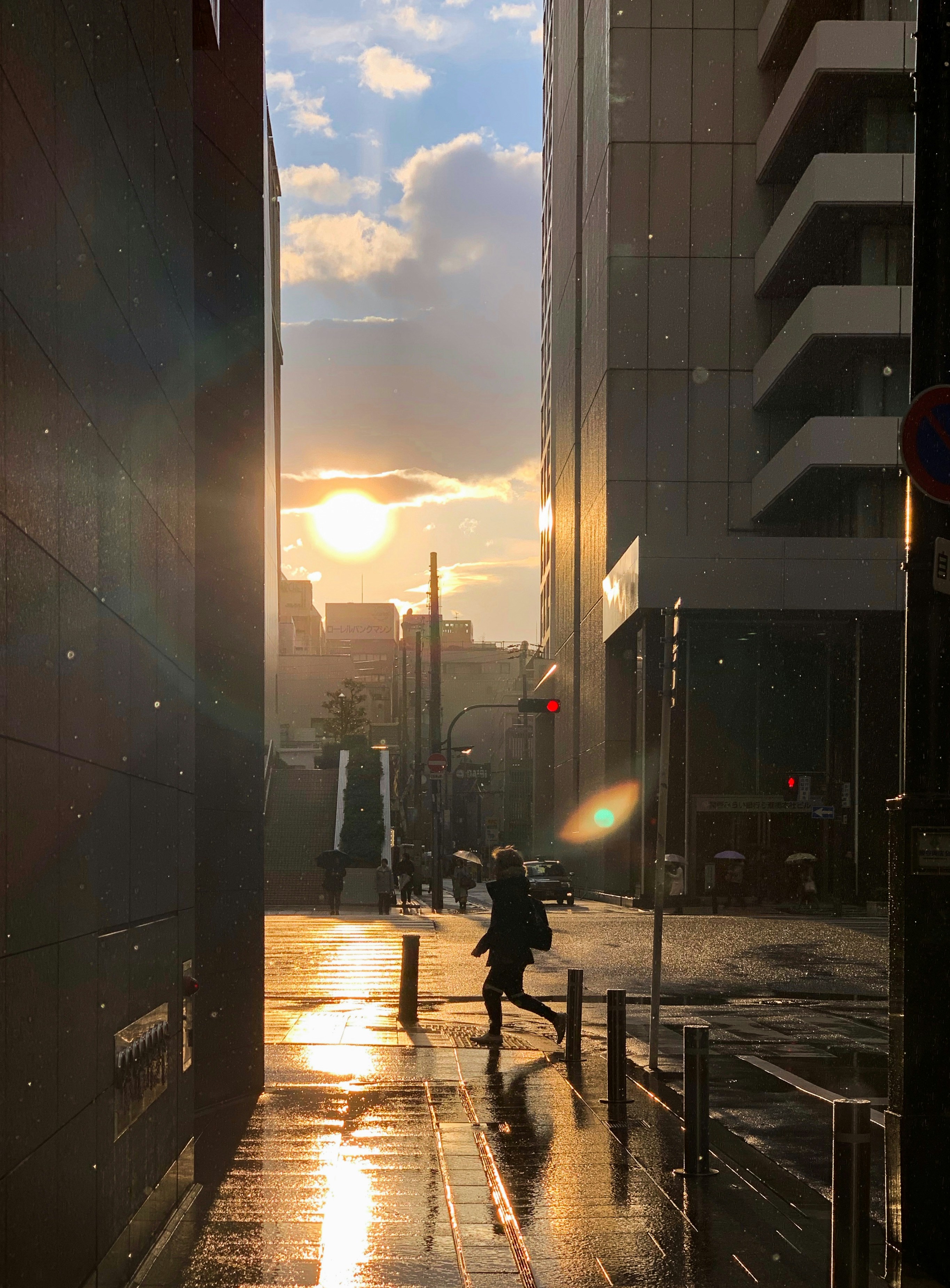 uomo che cammina vicino a edifici in cemento