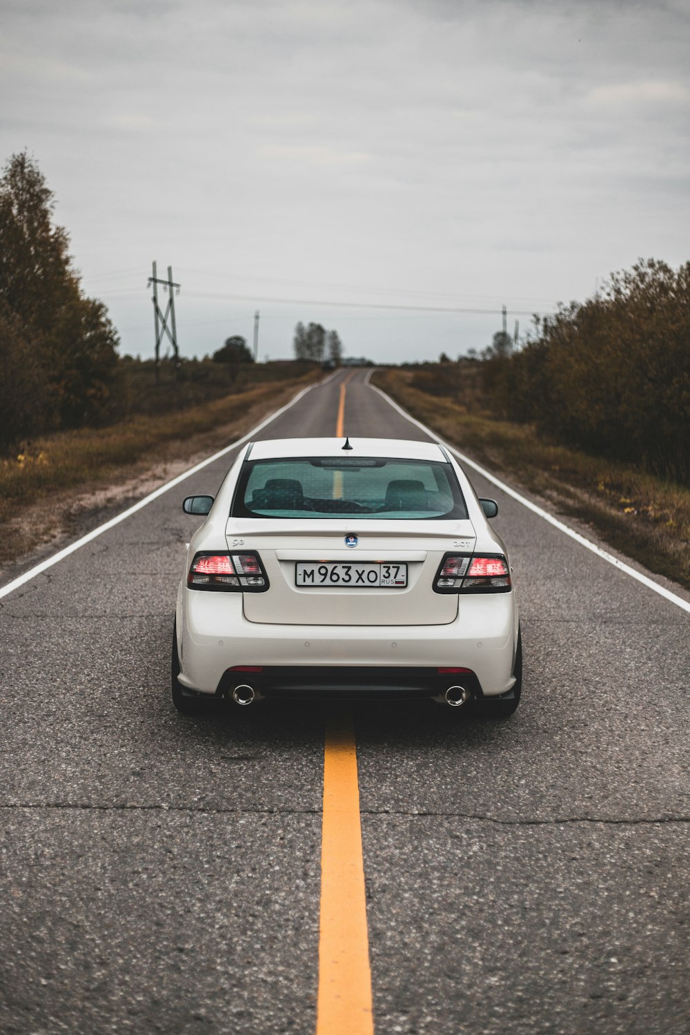 voiture blanche sur la chaussée