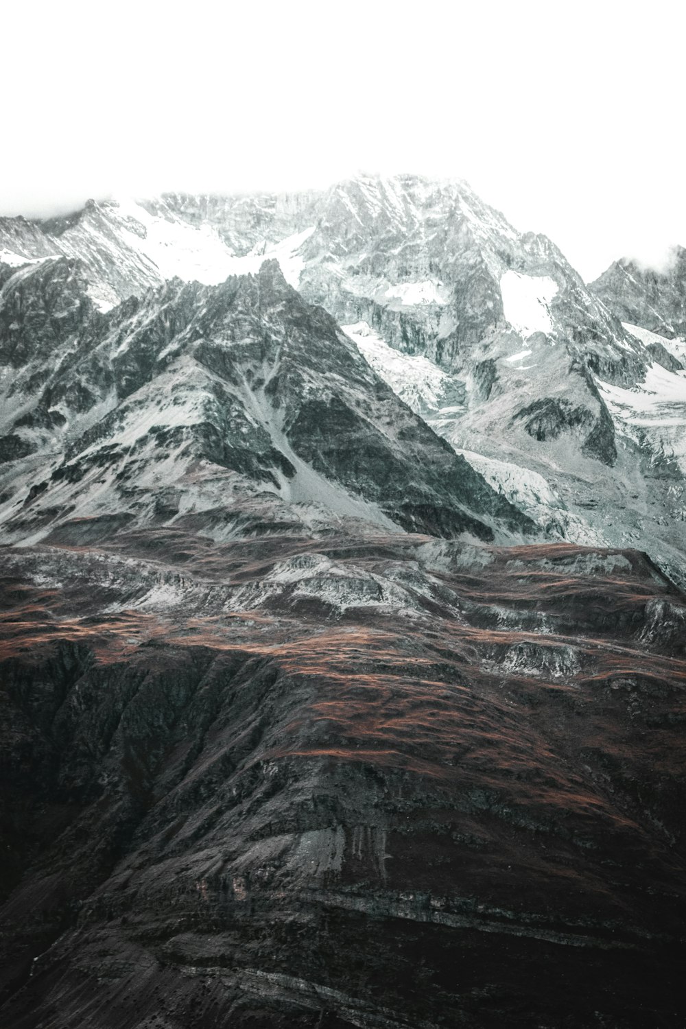 Montaña glaciar durante el día