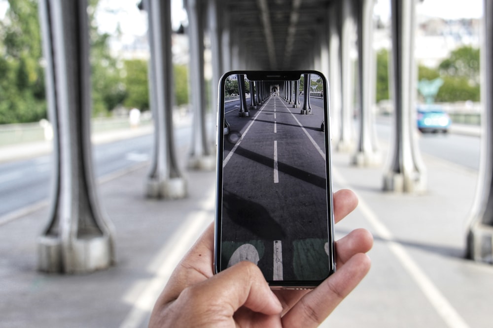 Person, die das Telefon in der Hand hält