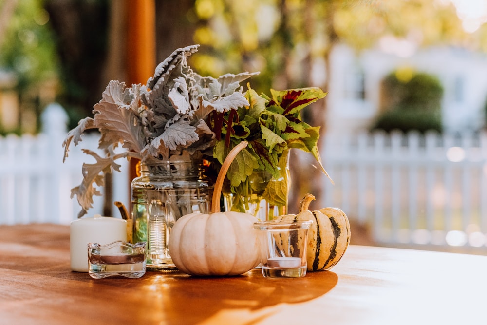 Halloween-Dekore auf Tischplatte