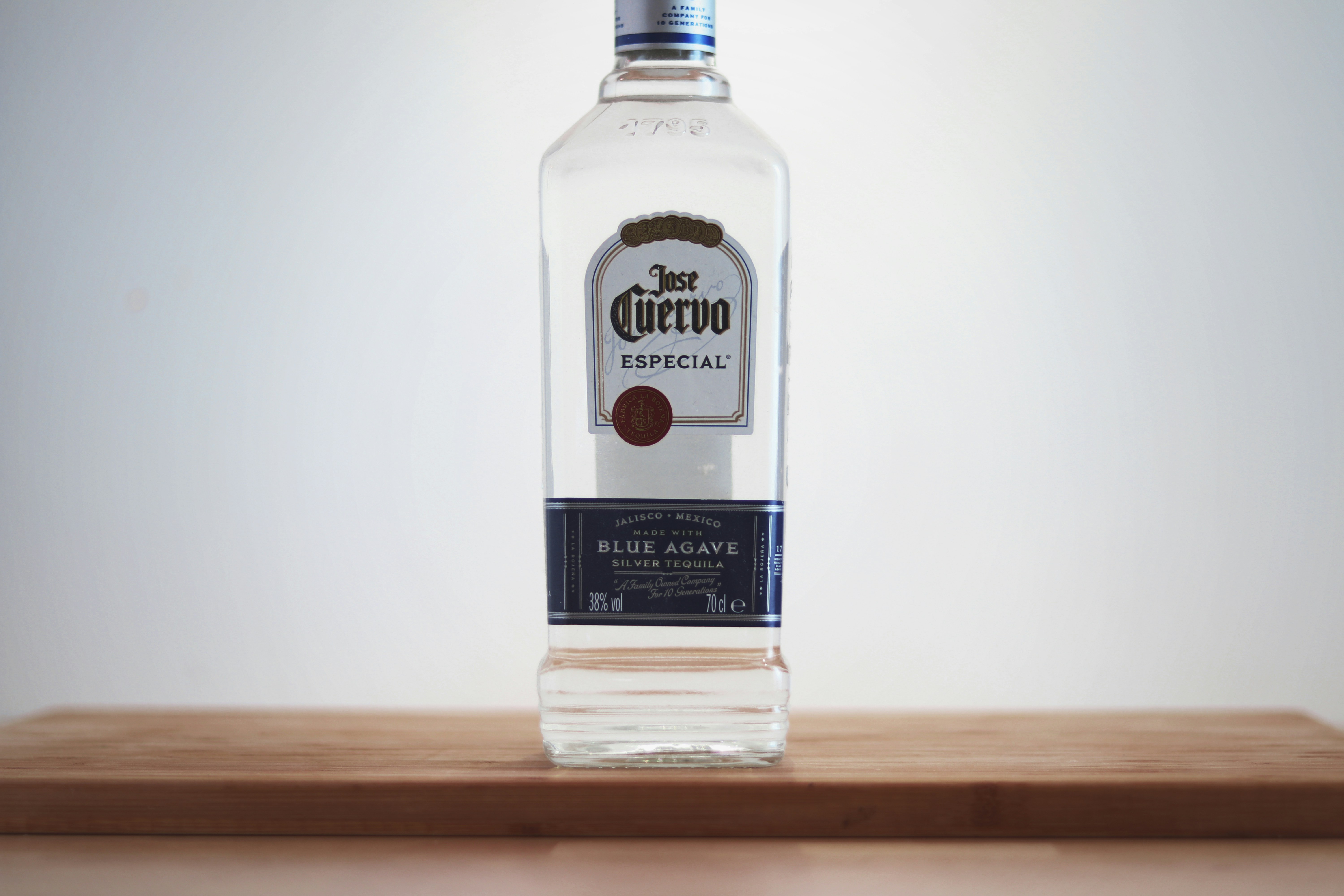 茶色の木製の表面にクエルボガラス瓶