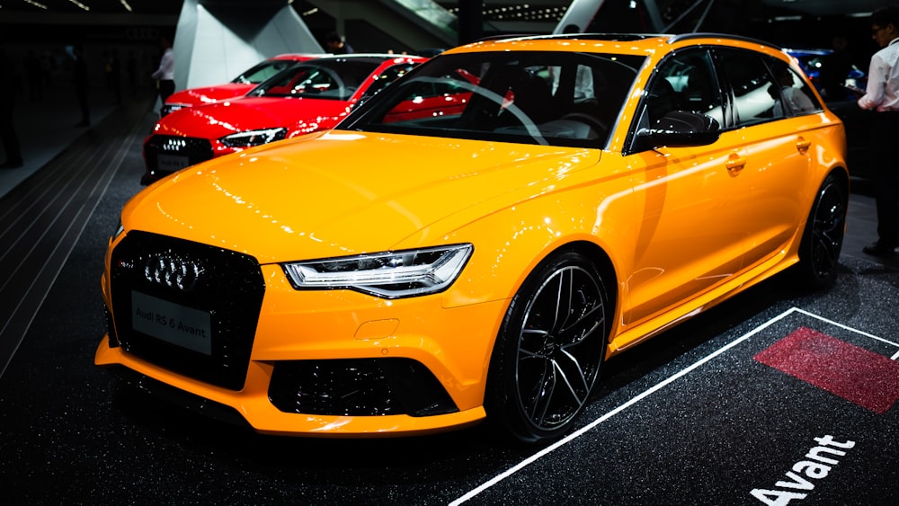 carro Audi amarelo estacionado
