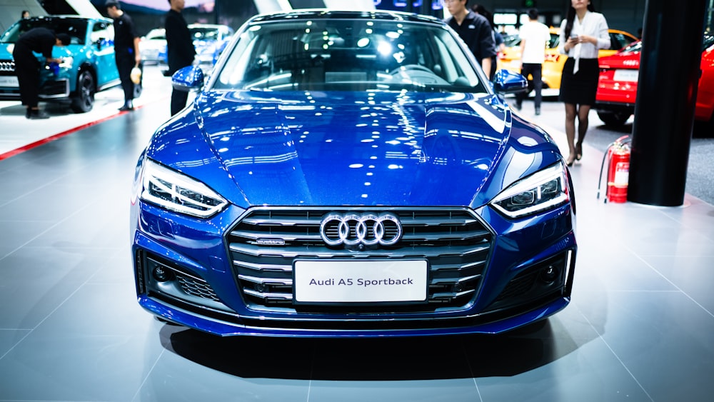 carro Audi azul estacionado dentro de casa