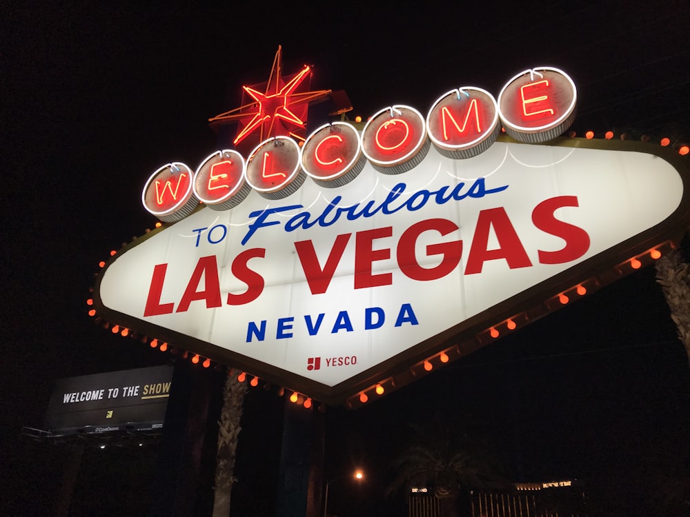 Bienvenido con luces rojas y blancas al fabuloso letrero de Las Vegas, Nevada