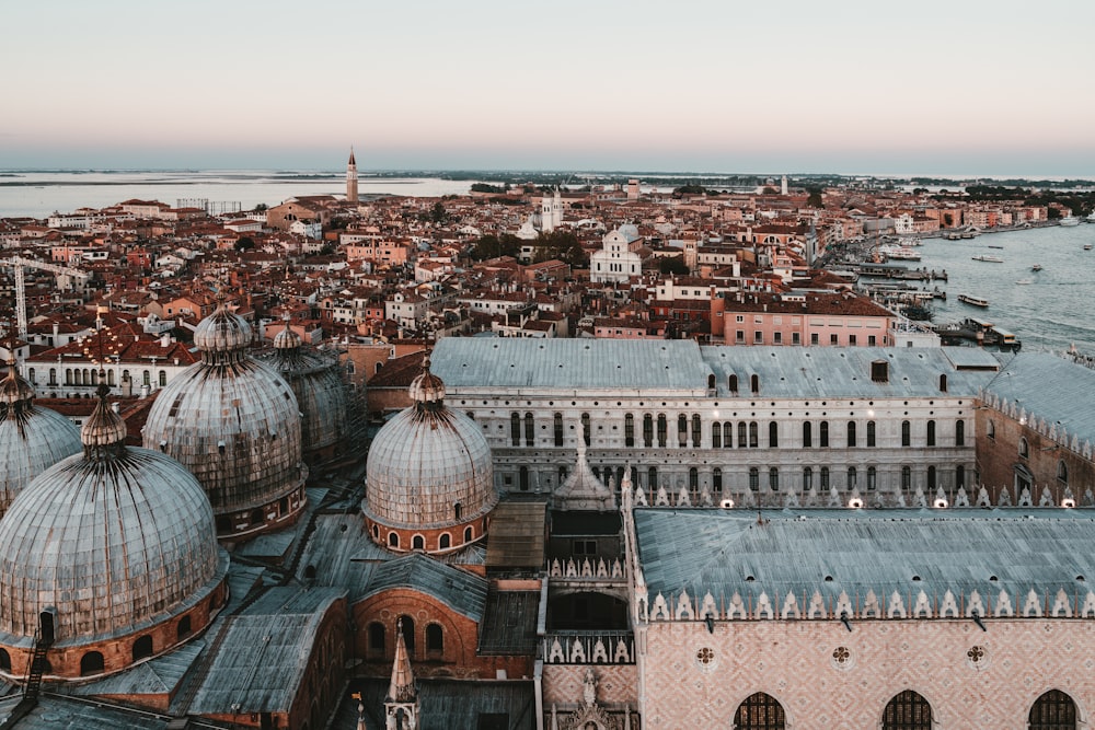 Veduta aerea della città durante il giorno