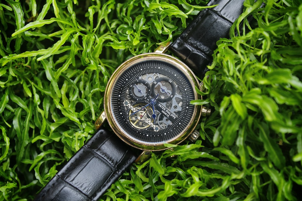 Montre chronographe ronde argentée avec bracelet noir