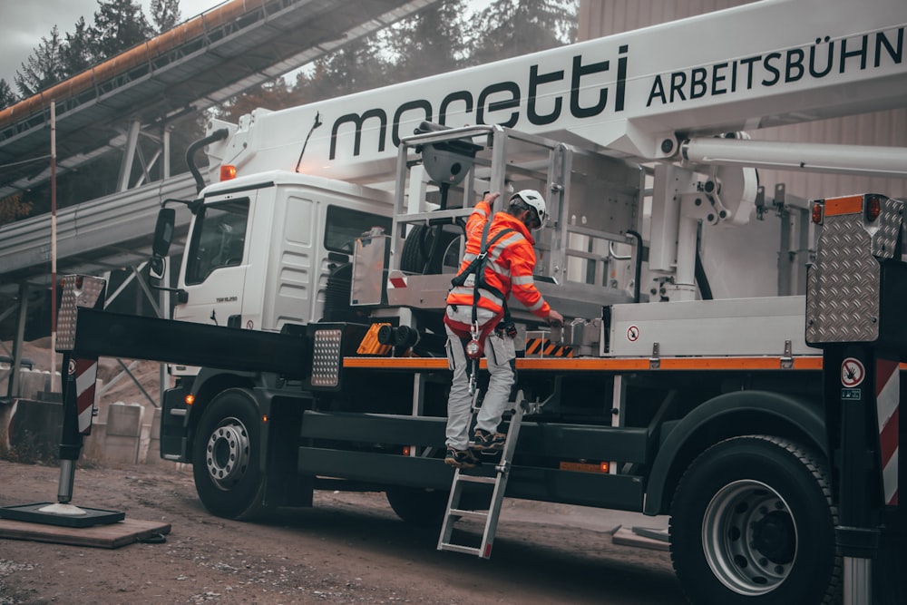 L’homme porte un gilet réfléchissant orange