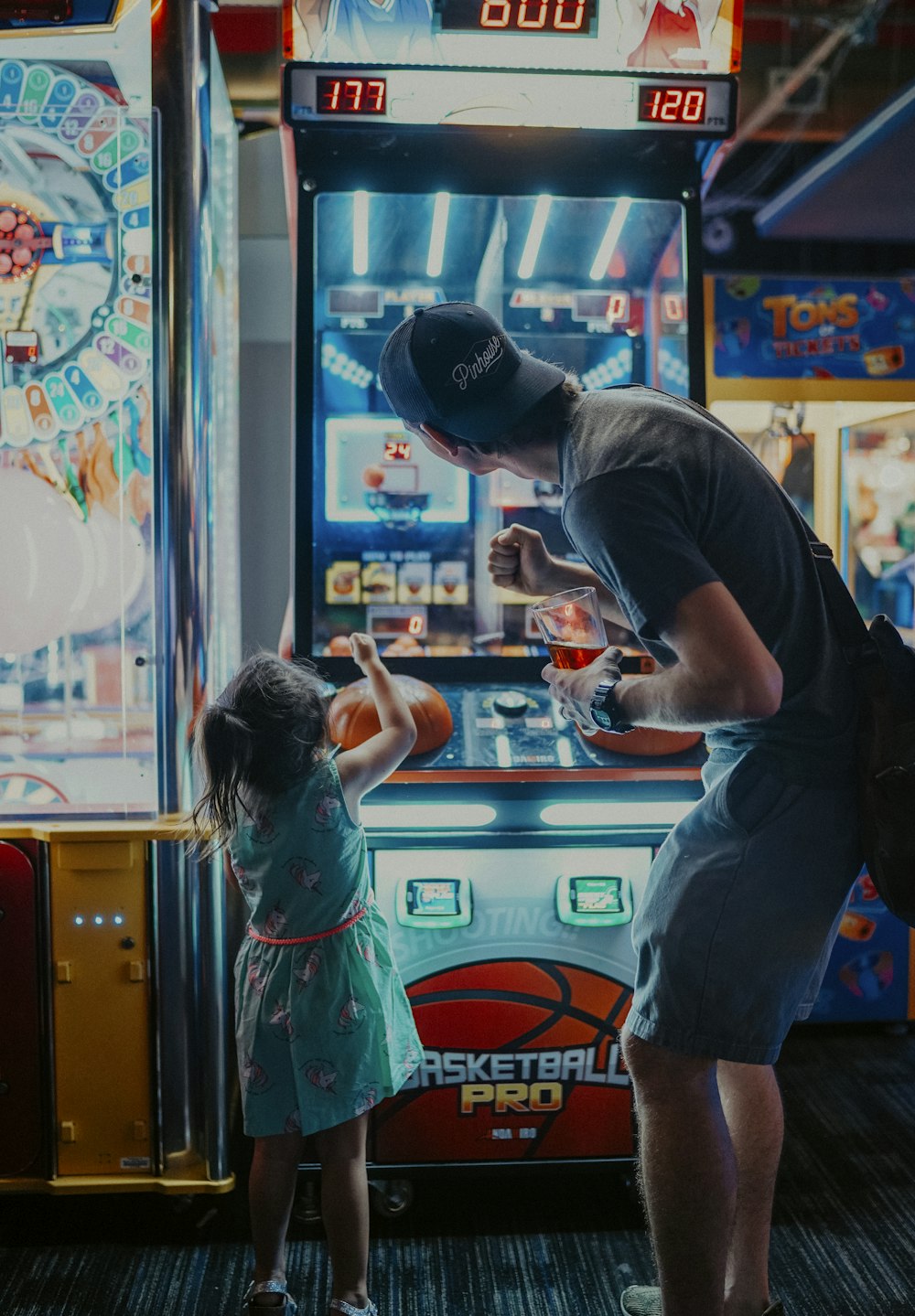 menina jogando jogo arcade