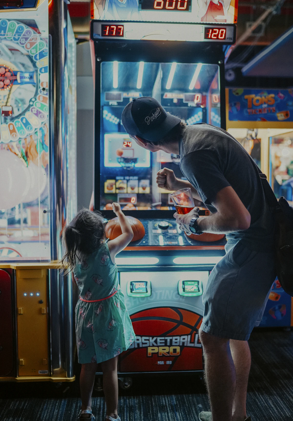 Jeune fille qui joue à un jeu d'arcade