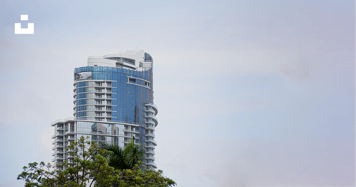 Edificio Azul Rey Edificio azul de gran altura foto – Imagen de Arquitectura gratuita en ...