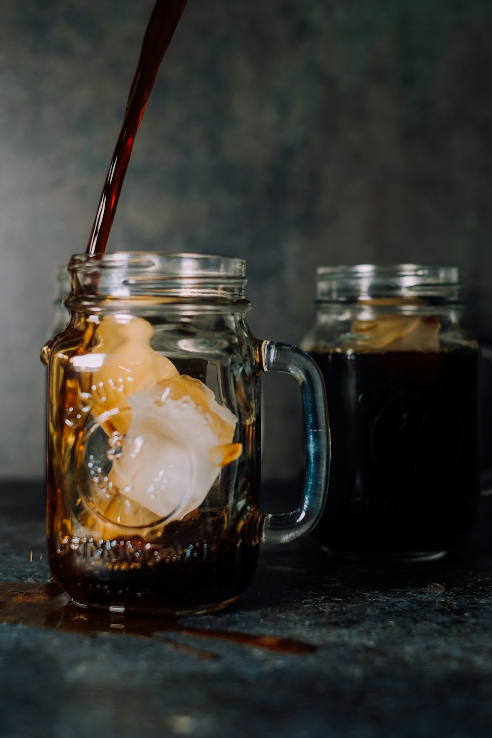 Photo de mise au point peu profonde de deux tasses en verre transparent