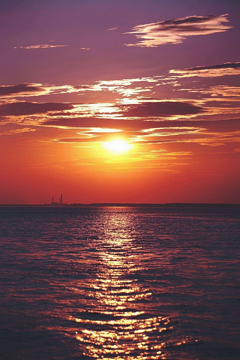 tramonto sull'acqua