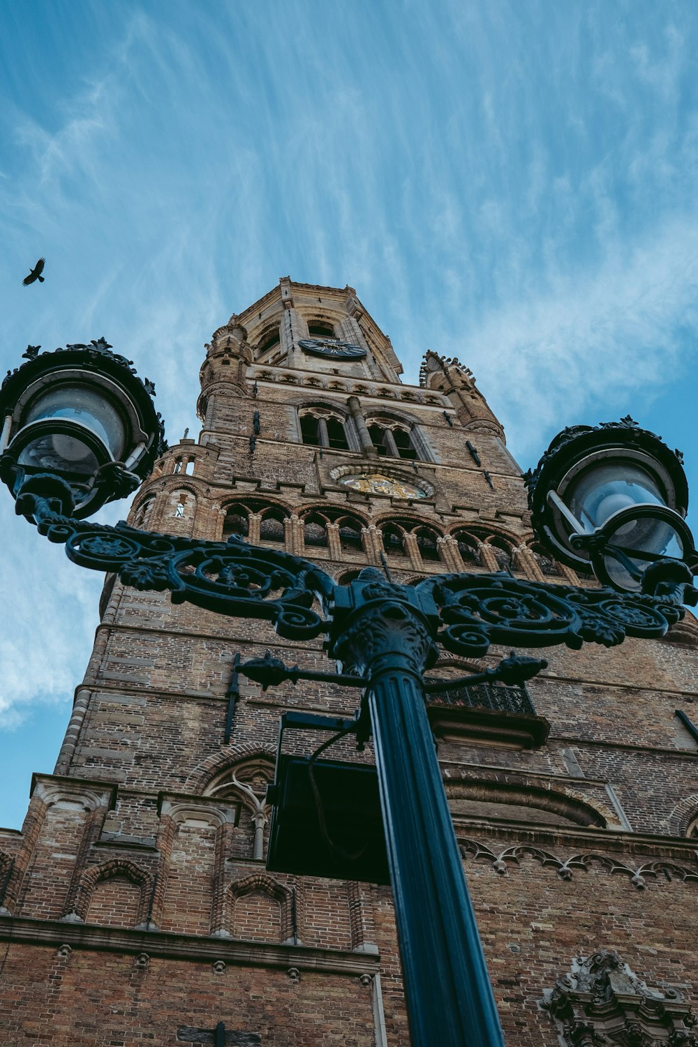 edifício de concreto marrom