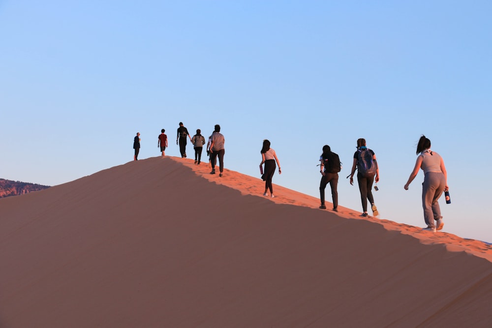 Menschen, die in der Wüste spazieren gehen
