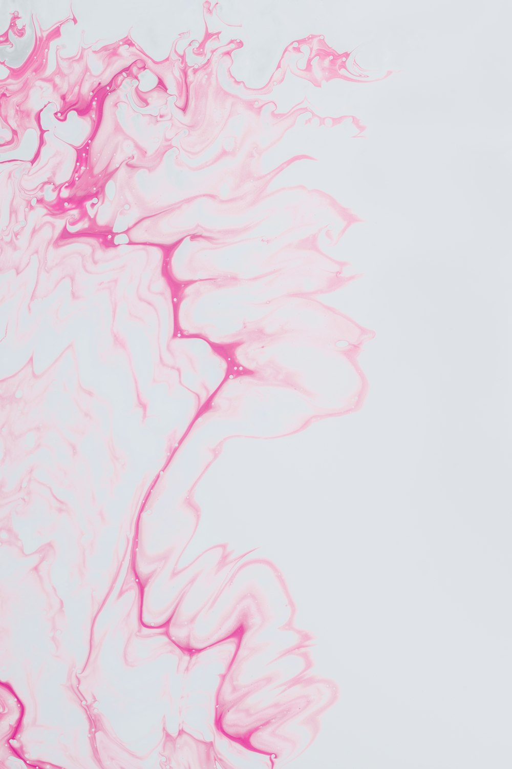 분홍색 잉크가 소용돌이치는 흰색 배경