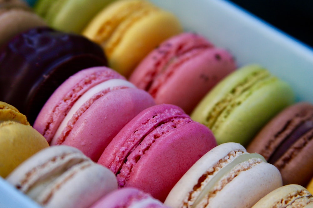 macarons francesi di colori assortiti