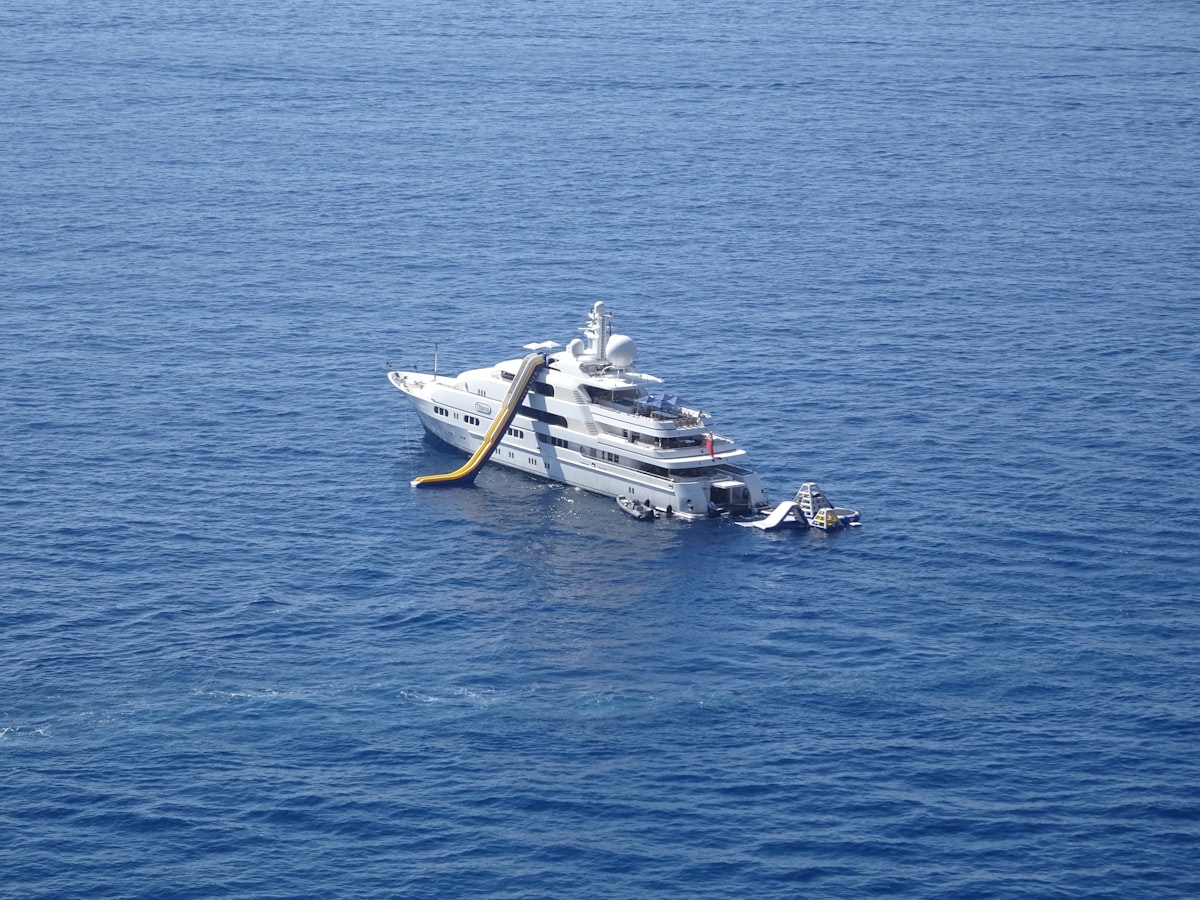Colchoneta flotante junto a un yate en el Caribe