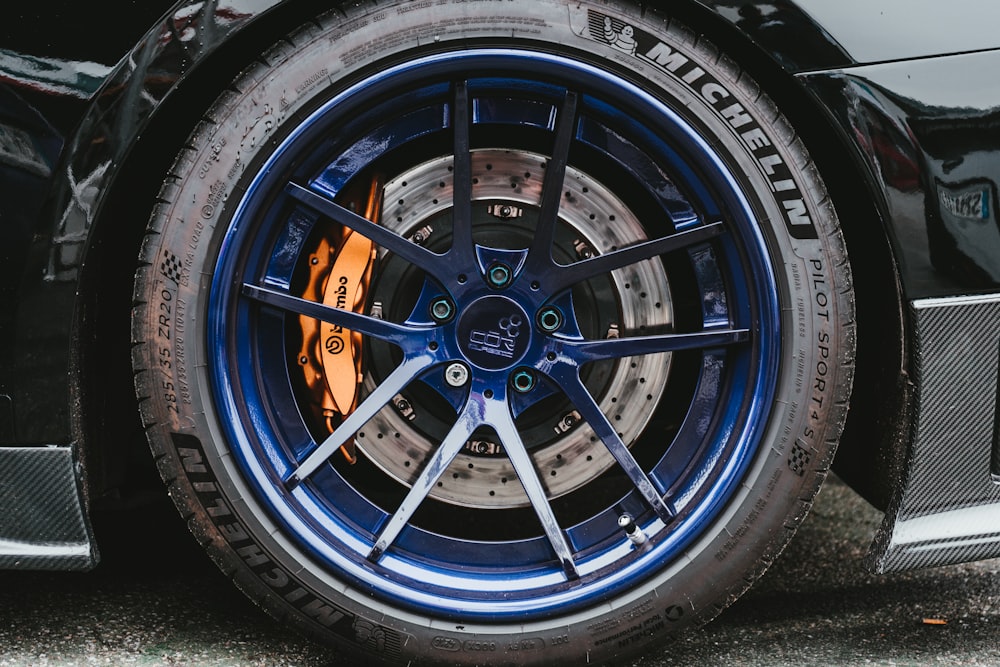 roue de véhicule bleue