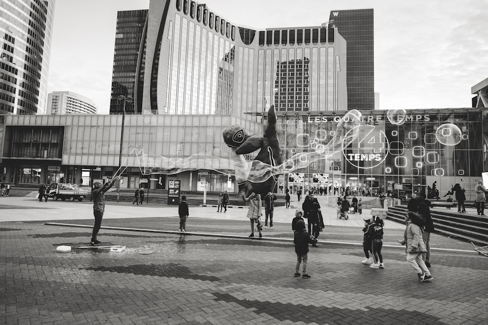 Fotografía en escala de grises de una persona haciendo burbujas