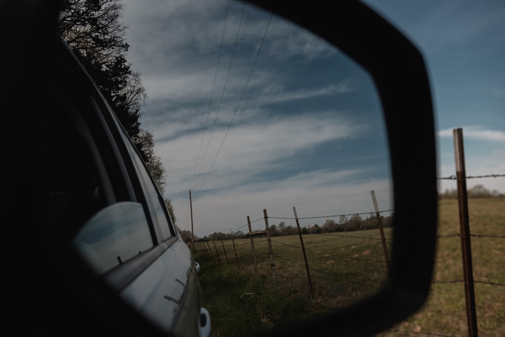 espelho retrovisor da asa do veículo